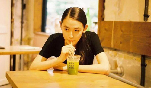 發(fā)朋友圈曬喝奶茶的短句，喝奶茶發(fā)朋友圈的句子